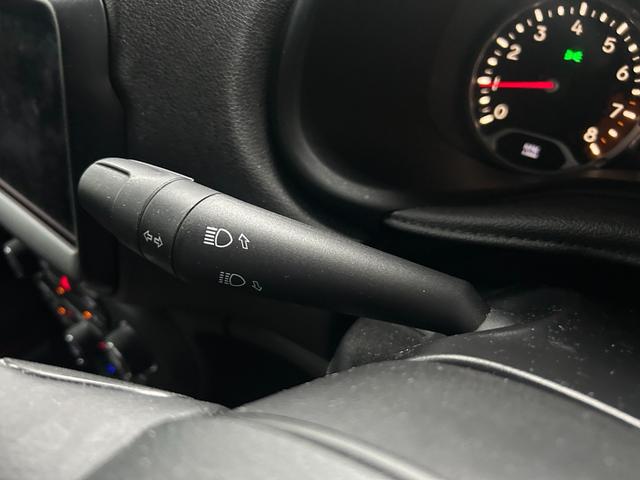 ジープ・レネゲード トレイルホーク　禁煙車　４ＷＤ　テレビ・ナビ・Ｂｌｕｅｔｏｏｔｈ　バックカメラ　クリアランスソナー　オートクルーズコントロール　レーンアシスト　オートライト　　スマートキー　ＥＴＣ　ルーフレール　ステアリングスイッチ（9枚目）