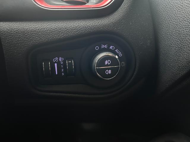 ジープ・レネゲード トレイルホーク　禁煙車　４ＷＤ　テレビ・ナビ・Ｂｌｕｅｔｏｏｔｈ　バックカメラ　クリアランスソナー　オートクルーズコントロール　レーンアシスト　オートライト　　スマートキー　ＥＴＣ　ルーフレール　ステアリングスイッチ（11枚目）
