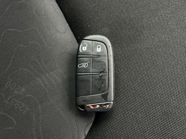 ジープ・レネゲード トレイルホーク　禁煙車　４ＷＤ　テレビ・ナビ・Ｂｌｕｅｔｏｏｔｈ　バックカメラ　クリアランスソナー　オートクルーズコントロール　レーンアシスト　オートライト　　スマートキー　ＥＴＣ　ルーフレール　ステアリングスイッチ（13枚目）