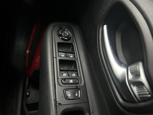 ジープ・レネゲード トレイルホーク　禁煙車　４ＷＤ　テレビ・ナビ・Ｂｌｕｅｔｏｏｔｈ　バックカメラ　クリアランスソナー　オートクルーズコントロール　レーンアシスト　オートライト　　スマートキー　ＥＴＣ　ルーフレール　ステアリングスイッチ（14枚目）
