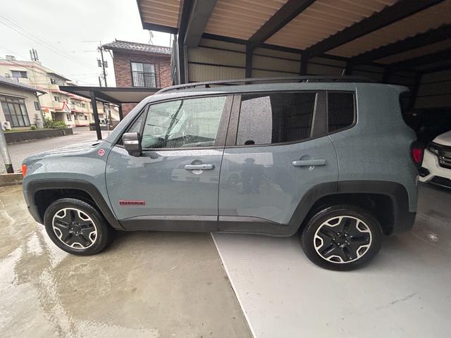 ジープ・レネゲード トレイルホーク　禁煙車　４ＷＤ　テレビ・ナビ・Ｂｌｕｅｔｏｏｔｈ　バックカメラ　クリアランスソナー　オートクルーズコントロール　レーンアシスト　オートライト　　スマートキー　ＥＴＣ　ルーフレール　ステアリングスイッチ（17枚目）