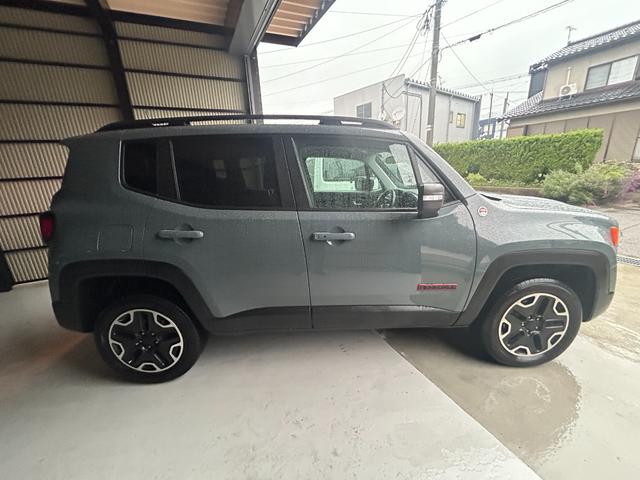 ジープ・レネゲード トレイルホーク　禁煙車　４ＷＤ　テレビ・ナビ・Ｂｌｕｅｔｏｏｔｈ　バックカメラ　クリアランスソナー　オートクルーズコントロール　レーンアシスト　オートライト　　スマートキー　ＥＴＣ　ルーフレール　ステアリングスイッチ（18枚目）