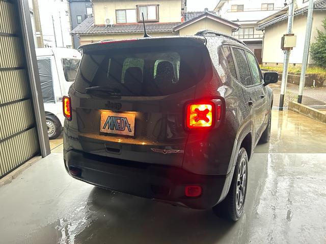 ジープ・レネゲード トレイルホーク　禁煙車　４ＷＤ　テレビ・ナビ・Ｂｌｕｅｔｏｏｔｈ　バックカメラ　クリアランスソナー　オートクルーズコントロール　レーンアシスト　オートライト　　スマートキー　ＥＴＣ　ルーフレール　ステアリングスイッチ（19枚目）