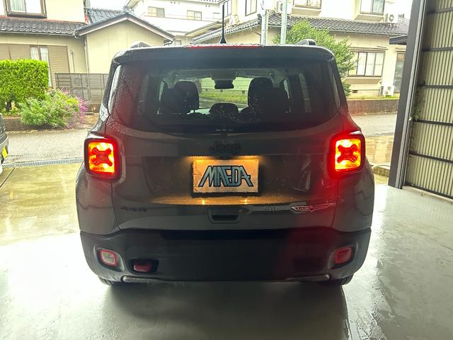 ジープ・レネゲード トレイルホーク　禁煙車　４ＷＤ　テレビ・ナビ・Ｂｌｕｅｔｏｏｔｈ　バックカメラ　クリアランスソナー　オートクルーズコントロール　レーンアシスト　オートライト　　スマートキー　ＥＴＣ　ルーフレール　ステアリングスイッチ（20枚目）
