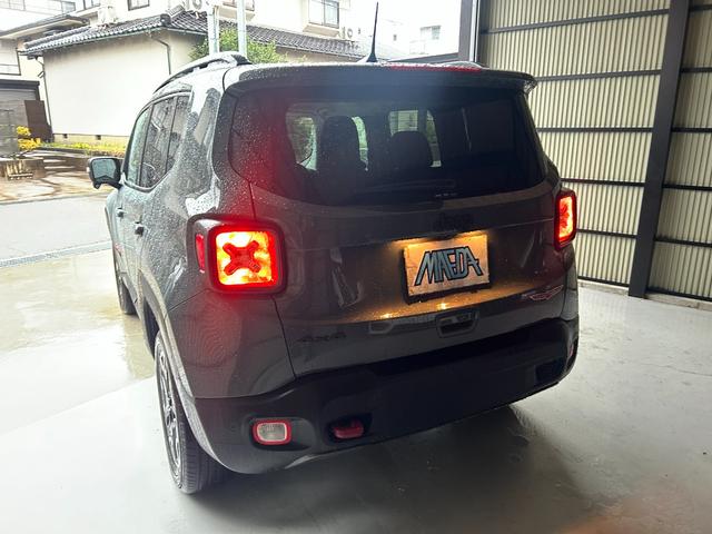 ジープ・レネゲード トレイルホーク　禁煙車　４ＷＤ　テレビ・ナビ・Ｂｌｕｅｔｏｏｔｈ　バックカメラ　クリアランスソナー　オートクルーズコントロール　レーンアシスト　オートライト　　スマートキー　ＥＴＣ　ルーフレール　ステアリングスイッチ（21枚目）