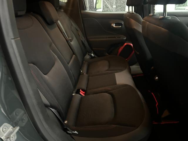 ジープ・レネゲード トレイルホーク　禁煙車　４ＷＤ　テレビ・ナビ・Ｂｌｕｅｔｏｏｔｈ　バックカメラ　クリアランスソナー　オートクルーズコントロール　レーンアシスト　オートライト　　スマートキー　ＥＴＣ　ルーフレール　ステアリングスイッチ（24枚目）