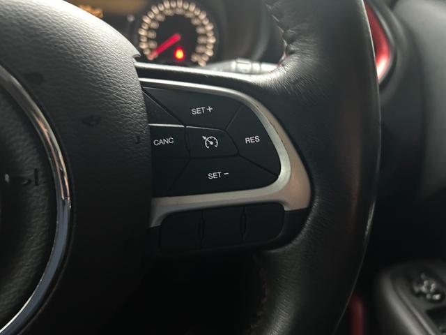 ジープ・レネゲード トレイルホーク　禁煙車　４ＷＤ　テレビ・ナビ・Ｂｌｕｅｔｏｏｔｈ　バックカメラ　クリアランスソナー　オートクルーズコントロール　レーンアシスト　オートライト　　スマートキー　ＥＴＣ　ルーフレール　ステアリングスイッチ（27枚目）