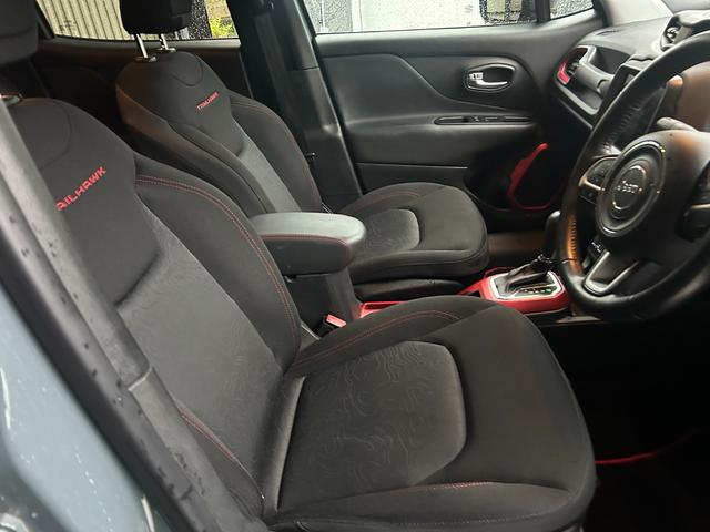 ジープ・レネゲード トレイルホーク　禁煙車　４ＷＤ　テレビ・ナビ・Ｂｌｕｅｔｏｏｔｈ　バックカメラ　クリアランスソナー　オートクルーズコントロール　レーンアシスト　オートライト　　スマートキー　ＥＴＣ　ルーフレール　ステアリングスイッチ（29枚目）