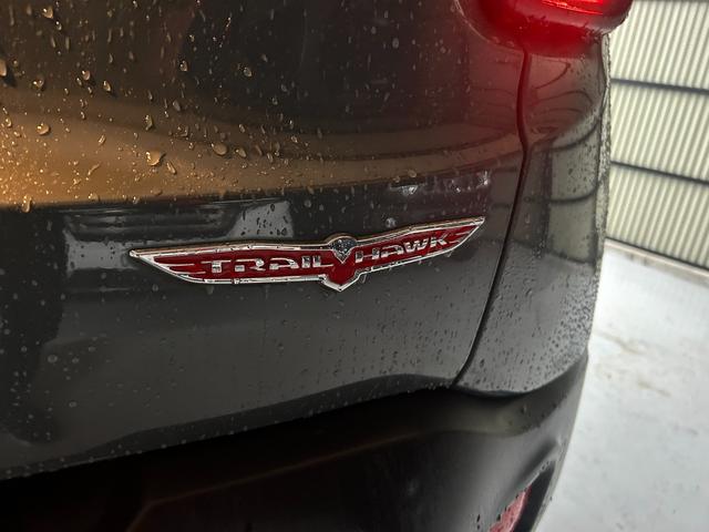 ジープ・レネゲード トレイルホーク　禁煙車　４ＷＤ　テレビ・ナビ・Ｂｌｕｅｔｏｏｔｈ　バックカメラ　クリアランスソナー　オートクルーズコントロール　レーンアシスト　オートライト　　スマートキー　ＥＴＣ　ルーフレール　ステアリングスイッチ（36枚目）