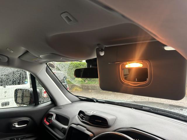 ジープ・レネゲード トレイルホーク　禁煙車　４ＷＤ　テレビ・ナビ・Ｂｌｕｅｔｏｏｔｈ　バックカメラ　クリアランスソナー　オートクルーズコントロール　レーンアシスト　オートライト　　スマートキー　ＥＴＣ　ルーフレール　ステアリングスイッチ（42枚目）