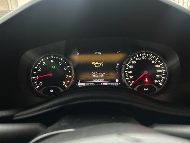 ジープ・レネゲード トレイルホーク　禁煙車　４ＷＤ　テレビ・ナビ・Ｂｌｕｅｔｏｏｔｈ　バックカメラ　クリアランスソナー　オートクルーズコントロール　レーンアシスト　オートライト　　スマートキー　ＥＴＣ　ルーフレール　ステアリングスイッチ（44枚目）