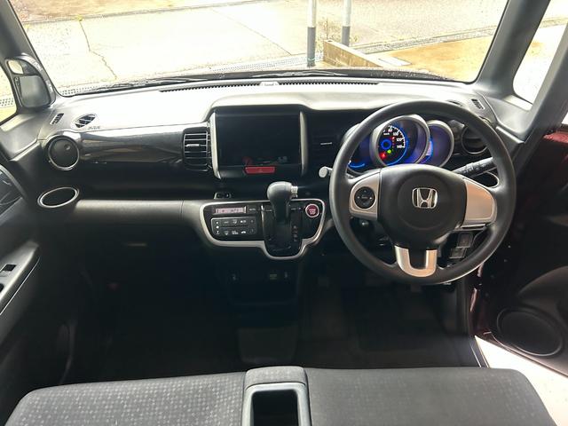 Ｎ－ＢＯＸカスタム Ｇ・Ｌパッケージ　４ＷＤ　両側スライド・片側電動　オートライト　ＨＩＤ　ＥＴＣ　スマートキー　ステアリングスイッチ　オートライト　シートヒーター　オートエアコン　ベンチシート　盗難防止システム　ＡＢＳ　ＥＳＣ（5枚目）