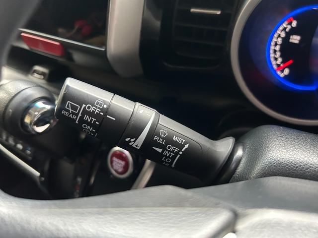 Ｎ－ＢＯＸカスタム Ｇ・Ｌパッケージ　４ＷＤ　両側スライド・片側電動　オートライト　ＨＩＤ　ＥＴＣ　スマートキー　ステアリングスイッチ　オートライト　シートヒーター　オートエアコン　ベンチシート　盗難防止システム　ＡＢＳ　ＥＳＣ（11枚目）