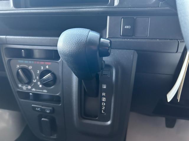 ハイゼットカーゴ スペシャルＳＡＩＩＩ　禁煙車　切替４ＷＤ　４速オートマ　スマートアシストＩＩＩ　クリアランスソナー　両側スライドドア　アイドリングストップ　オートマチックハイビーム　純正ラジオ　エアコン　運転席エアバッグ　助手席エアバッグ（6枚目）