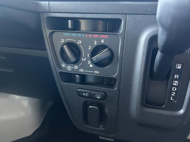 ハイゼットカーゴ スペシャルＳＡＩＩＩ　禁煙車　切替４ＷＤ　４速オートマ　スマートアシストＩＩＩ　クリアランスソナー　両側スライドドア　アイドリングストップ　オートマチックハイビーム　純正ラジオ　エアコン　運転席エアバッグ　助手席エアバッグ（7枚目）