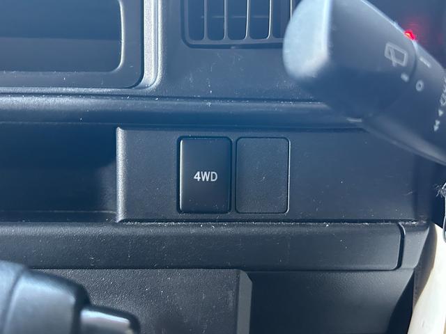 ハイゼットカーゴ スペシャルＳＡＩＩＩ　禁煙車　切替４ＷＤ　４速オートマ　スマートアシストＩＩＩ　クリアランスソナー　両側スライドドア　アイドリングストップ　オートマチックハイビーム　純正ラジオ　エアコン　運転席エアバッグ　助手席エアバッグ（8枚目）