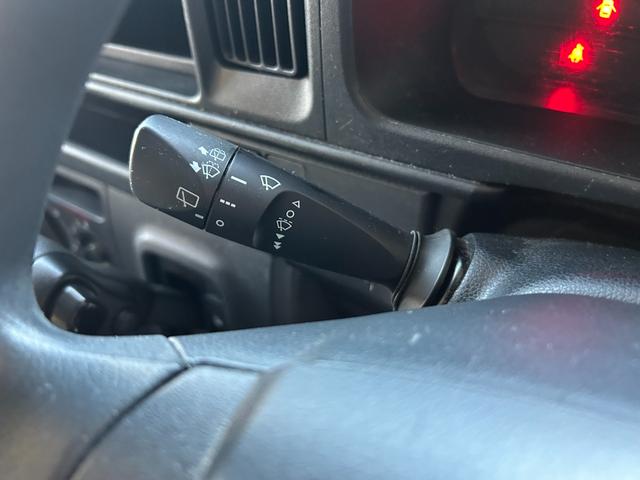 ハイゼットカーゴ スペシャルＳＡＩＩＩ　禁煙車　切替４ＷＤ　４速オートマ　スマートアシストＩＩＩ　クリアランスソナー　両側スライドドア　アイドリングストップ　オートマチックハイビーム　純正ラジオ　エアコン　運転席エアバッグ　助手席エアバッグ（9枚目）