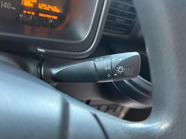 ハイゼットカーゴ スペシャルＳＡＩＩＩ　禁煙車　切替４ＷＤ　４速オートマ　スマートアシストＩＩＩ　クリアランスソナー　両側スライドドア　アイドリングストップ　オートマチックハイビーム　純正ラジオ　エアコン　運転席エアバッグ　助手席エアバッグ（10枚目）