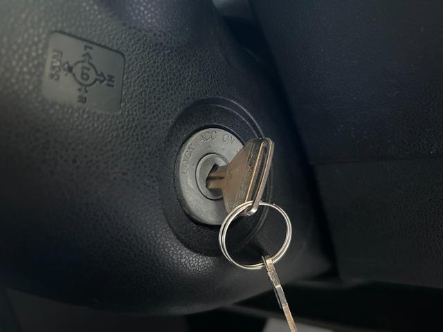 ハイゼットカーゴ スペシャルＳＡＩＩＩ　禁煙車　切替４ＷＤ　４速オートマ　スマートアシストＩＩＩ　クリアランスソナー　両側スライドドア　アイドリングストップ　オートマチックハイビーム　純正ラジオ　エアコン　運転席エアバッグ　助手席エアバッグ（11枚目）