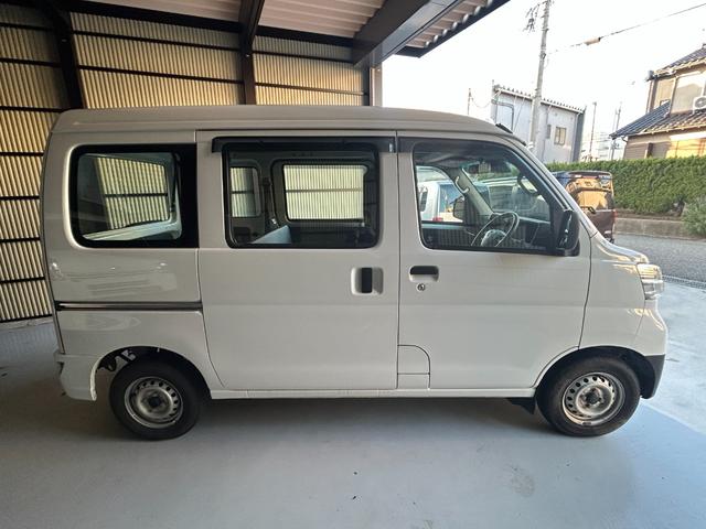 ハイゼットカーゴ スペシャルＳＡＩＩＩ　禁煙車　切替４ＷＤ　４速オートマ　スマートアシストＩＩＩ　クリアランスソナー　両側スライドドア　アイドリングストップ　オートマチックハイビーム　純正ラジオ　エアコン　運転席エアバッグ　助手席エアバッグ（14枚目）