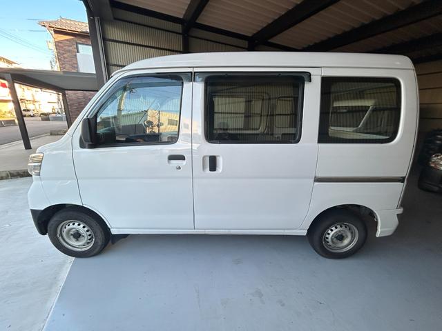 ハイゼットカーゴ スペシャルＳＡＩＩＩ　禁煙車　切替４ＷＤ　４速オートマ　スマートアシストＩＩＩ　クリアランスソナー　両側スライドドア　アイドリングストップ　オートマチックハイビーム　純正ラジオ　エアコン　運転席エアバッグ　助手席エアバッグ（18枚目）