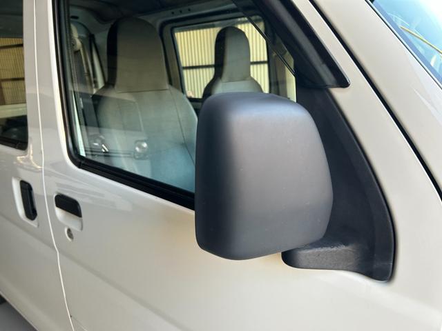 ハイゼットカーゴ スペシャルＳＡＩＩＩ　禁煙車　切替４ＷＤ　４速オートマ　スマートアシストＩＩＩ　クリアランスソナー　両側スライドドア　アイドリングストップ　オートマチックハイビーム　純正ラジオ　エアコン　運転席エアバッグ　助手席エアバッグ（30枚目）