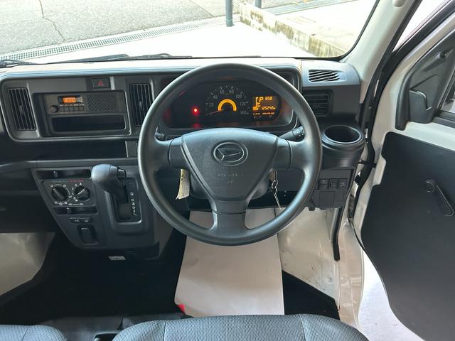 ハイゼットカーゴ スペシャルＳＡＩＩＩ　禁煙車　切替４ＷＤ　４速オートマ　スマートアシストＩＩＩ　クリアランスソナー　両側スライドドア　アイドリングストップ　オートマチックハイビーム　純正ラジオ　エアコン　運転席エアバッグ　助手席エアバッグ（41枚目）