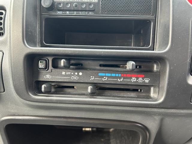 手の届きやすいところで簡単操作ができる空調付き！オールシーズンお好みの温度調節ができます。