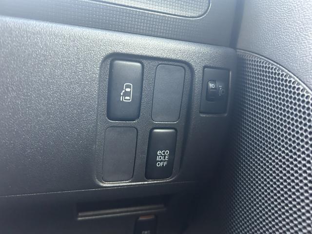 パワースライドドア装備でドアの開閉もスイッチ一つでとても簡単です。スライドドアは坂道では大人でも重くなる事があるので老若男女問わず人気の装備ですよ。