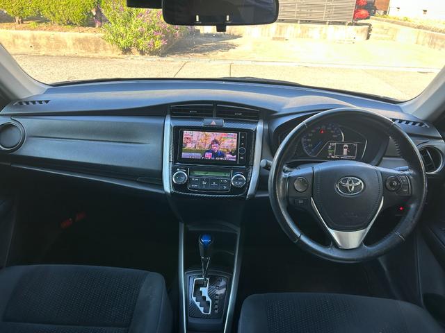 カローラフィールダー ハイブリッドＧ　禁煙車　ナビ・フルセグテレビ・ＣＤ・ＤＶＤ・Ｂｌｕｅｔｏｏｔｈ付　バックカメラ　前後ドラレコ　スマートキー　オートライト　オートエアコン　ステアリングスイッチ　ＥＴＣ　トヨタ純正アルミホイール　ＡＢＳ（5枚目）