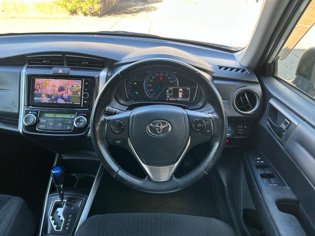 カローラフィールダー ハイブリッドＧ　禁煙車　ナビ・フルセグテレビ・ＣＤ・ＤＶＤ・Ｂｌｕｅｔｏｏｔｈ付　バックカメラ　前後ドラレコ　スマートキー　オートライト　オートエアコン　ステアリングスイッチ　ＥＴＣ　トヨタ純正アルミホイール　ＡＢＳ（6枚目）