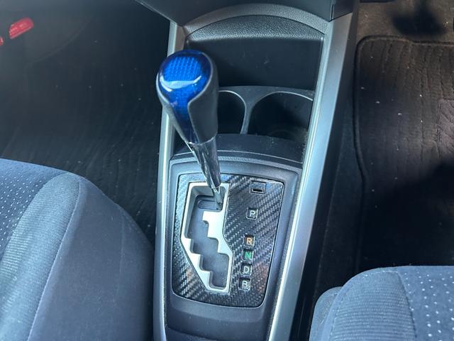 カローラフィールダー ハイブリッドＧ　禁煙車　ナビ・フルセグテレビ・ＣＤ・ＤＶＤ・Ｂｌｕｅｔｏｏｔｈ付　バックカメラ　前後ドラレコ　スマートキー　オートライト　オートエアコン　ステアリングスイッチ　ＥＴＣ　トヨタ純正アルミホイール　ＡＢＳ（10枚目）