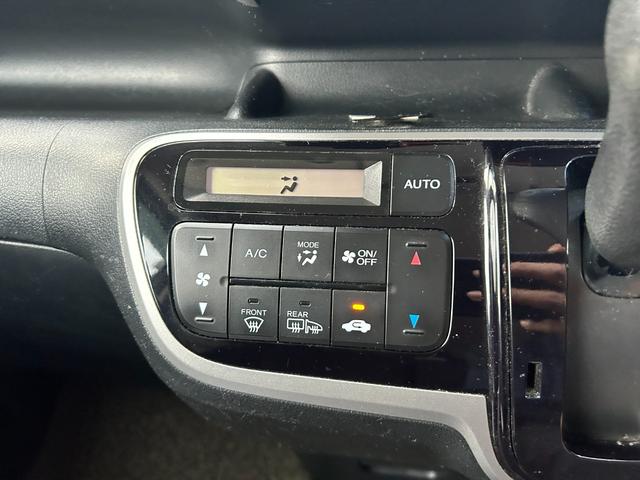 N-BOXカスタム G・Lパッケージ 4WD 両側電動スライドドア ナビ TV オートライト HID スマートキー アイドリングストップ 電動格納ミラー ベンチシート CVT 盗難防止システム ABS ESC CD USB アルミホイール(9枚目)