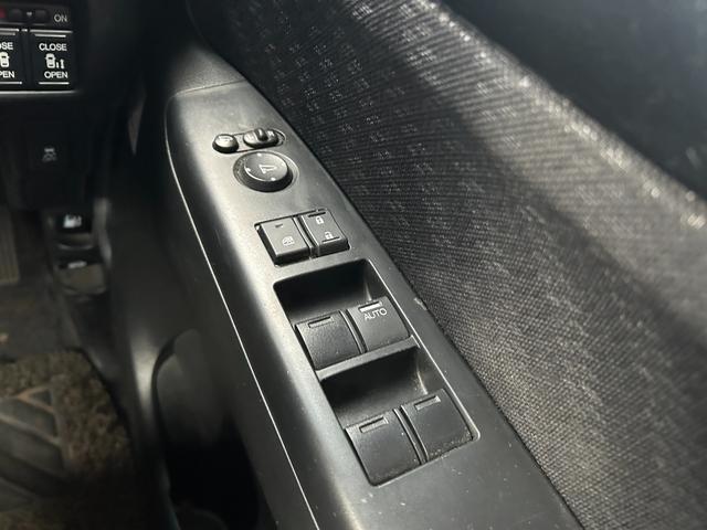 N-BOXカスタム G・Lパッケージ 4WD 両側電動スライドドア ナビ TV オートライト HID スマートキー アイドリングストップ 電動格納ミラー ベンチシート CVT 盗難防止システム ABS ESC CD USB アルミホイール(12枚目)