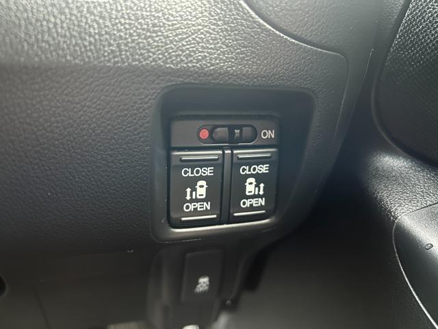 Ｎ－ＢＯＸカスタム Ｇ・Ｌパッケージ　４ＷＤ　両側電動スライドドア　クルーズコントロール　オートエアコン　純正１５インチアルミホイール　オートライト　ＨＩＤ　スマートキー　アイドリングストップ　ＣＶＴ　盗難防止システム　ＡＢＳ　ＥＳＣ（12枚目）