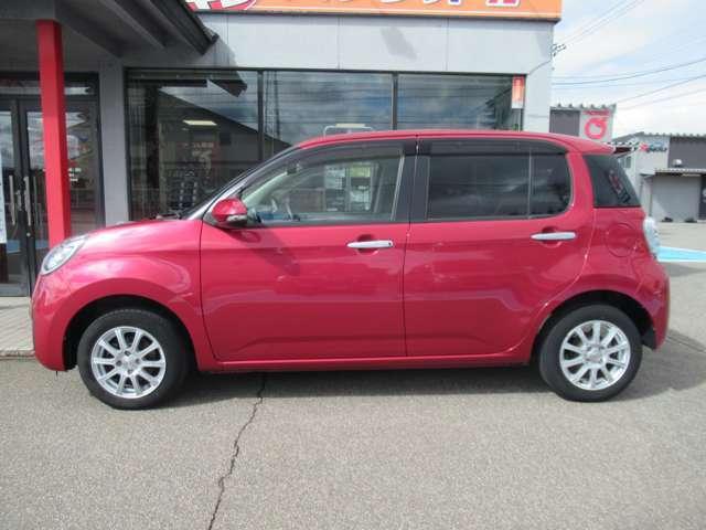 パッソ モーダ　ＬＥＤヘッドライト　メモリーナビ　フルセグＴＶ　バックモニター　ＥＴＣ　衝突被害軽減システム　オートエアコン　電動格納ミラー　ベンチシート（3枚目）