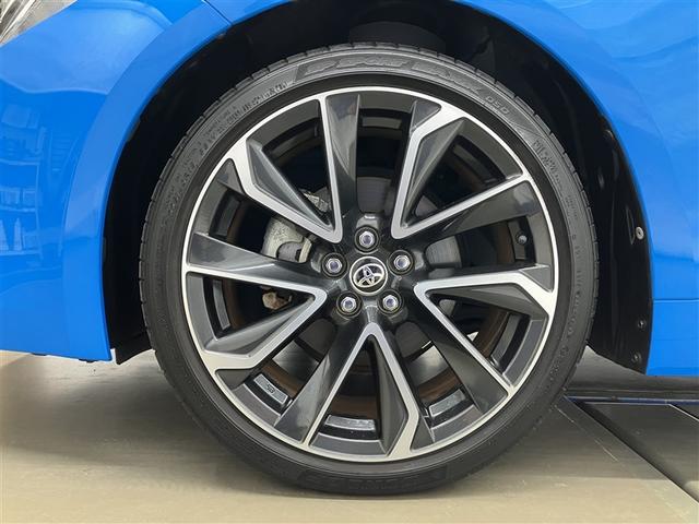 スポーティな印象を与える純正ホイールです。どこまでも走っていきたくなるようなデザインですね♪