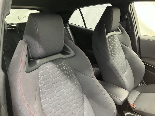 高いホールド性で運転姿勢が安定します。長距離ドライブでも疲れにくいのが魅力です。