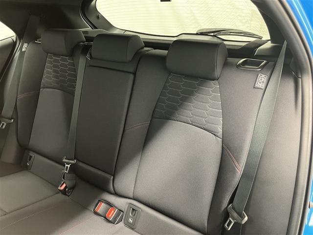 最適なパッド厚を追求した座り心地の良いリヤシート。６：４分割可倒式を採用し、シート肩口のレバー操作で、荷室の拡大も可能です。