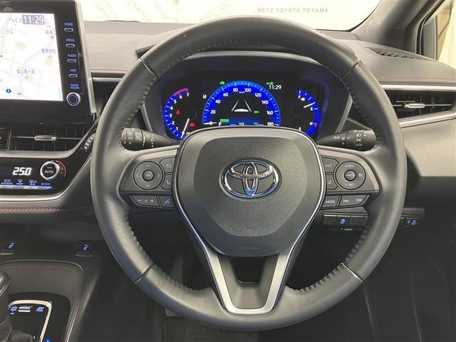 ステアリングスイッチにて走行中に視線を外すことなく、インフォメーションディスプレイやオーディオ操作ができます。視線移動が少ないので、快適で安全なドライビングに貢献します。