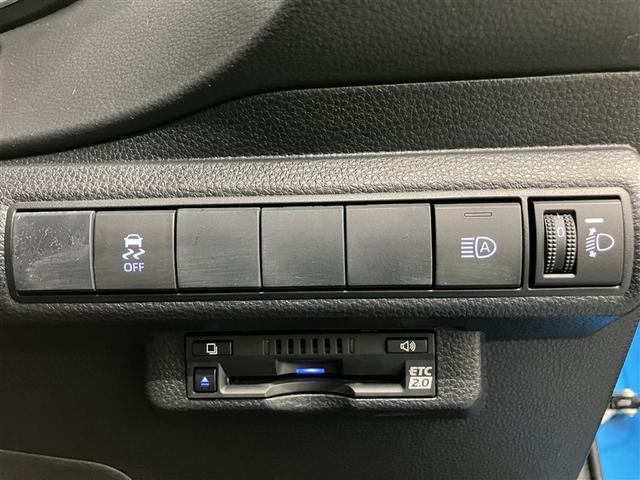 オートマチックハイビームとは、先行車や対向車のライトを認識し、ハイビームとロービームを自動で切り替える機能です。夜道の視界を確保します。詳細は販売店スタッフまでおたずねください。