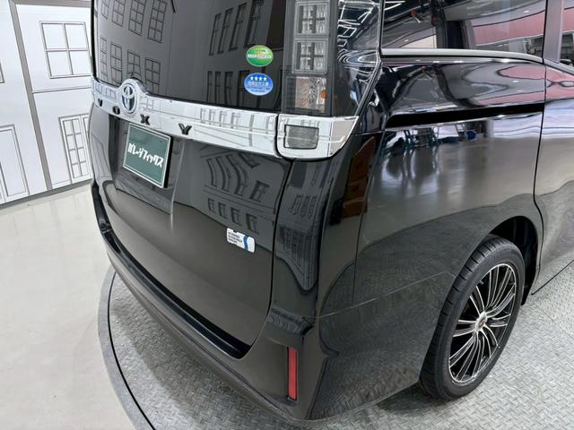ヴォクシー ハイブリッドＸ　ＥＴＣ　バックカメラ　ナビ　ＴＶ　両側スライド・片側電動　オートライト　ＬＥＤヘッドランプ　スマートキー　電動格納ミラー　３列シート　ＣＶＴ　アルミホイール　ＣＤ　ＵＳＢ　ミュージックプレイヤー接続可（31枚目）