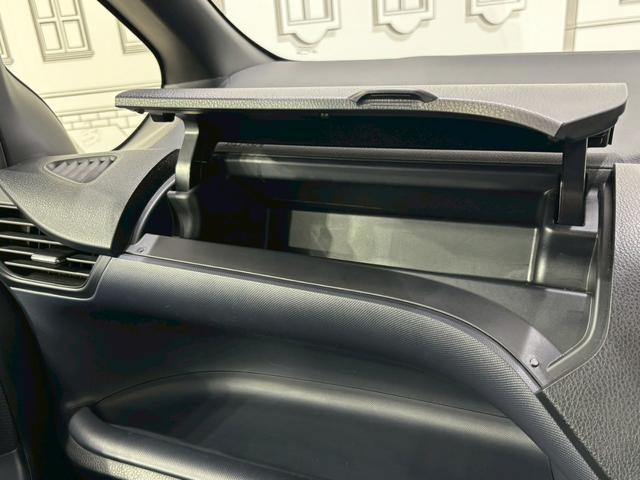 ヴォクシー ハイブリッドＸ　ＥＴＣ　バックカメラ　ナビ　ＴＶ　両側スライド・片側電動　オートライト　ＬＥＤヘッドランプ　スマートキー　電動格納ミラー　３列シート　ＣＶＴ　アルミホイール　ＣＤ　ＵＳＢ　ミュージックプレイヤー接続可（45枚目）