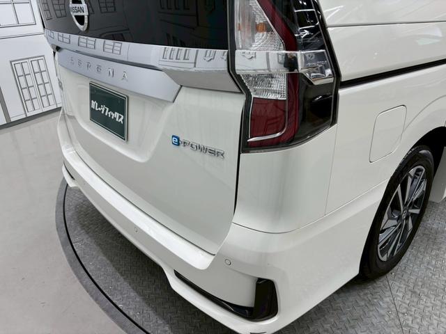 セレナ e-パワー ハイウェイスターV 全周囲カメラ クリアランスソナー オートクルーズコントロール 衝突被害軽減システム 両側電動スライドドア オートライト LEDヘッドランプ スマートキー 電動格納ミラー 3列シート ウォークスルー(63枚目)