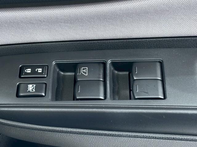 ノート X ETC クリアランスソナー レーンアシスト 衝突被害軽減システム オートライト スマートキー アイドリングストップ 電動格納ミラー CVT 盗難防止システム 衝突安全ボディ ABS ESC CD(12枚目)