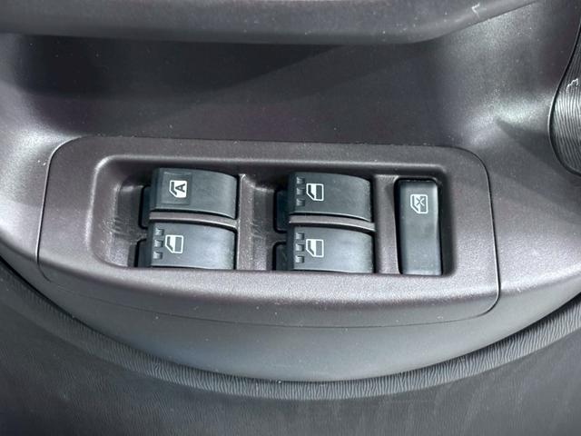 パッソ Ｘ　クツロギ　４ＷＤ　バックカメラ　ナビ　ＴＶ　スマートキー　電動格納ミラー　ＣＶＴ　盗難防止システム　衝突安全ボディ　ベンチシート　ＡＢＳ　ＣＤ　ＤＶＤ再生　ミュージックプレイヤー接続可　エアコン（9枚目）