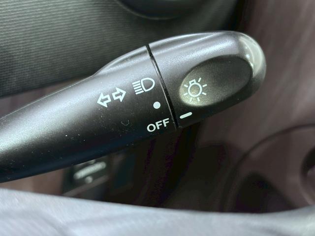 パッソ Ｘ　クツロギ　４ＷＤ　バックカメラ　ナビ　ＴＶ　スマートキー　電動格納ミラー　ＣＶＴ　盗難防止システム　衝突安全ボディ　ベンチシート　ＡＢＳ　ＣＤ　ＤＶＤ再生　ミュージックプレイヤー接続可　エアコン（11枚目）