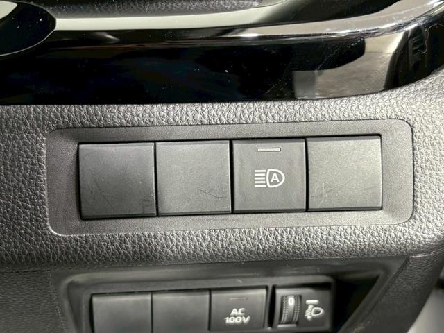 オートマチックハイビーム『先行車や対向車のライトを認識し、ハイビームとロービームを自動で切り替える機能です♪』