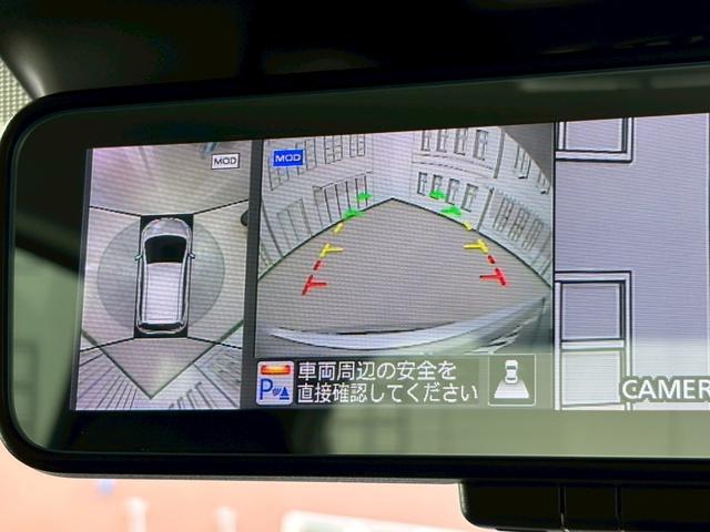 【全方位型モニター】クルマを上空から見下ろしているかのように、直感的に周囲の状況を把握できる全方位型モニター。狭い場所での駐車でも周囲が映像で確認できます。