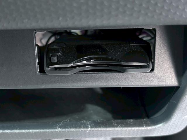 フレアクロスオーバー ＸＳ　ＥＴＣ　バックカメラ　ナビ　ＴＶ　衝突被害軽減システム　オートライト　ＨＩＤ　スマートキー　アイドリングストップ　電動格納ミラー　シートヒーター　ベンチシート　ＣＶＴ　ＡＢＳ　ＥＳＣ　ＣＤ　ＤＶＤ再生（7枚目）